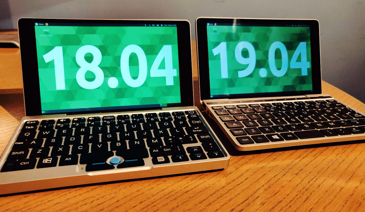 Ubuntu MATE 18.04.2 running on the GPD Pocket (left) and 19.04 on the GPD Pocket 2 (right)